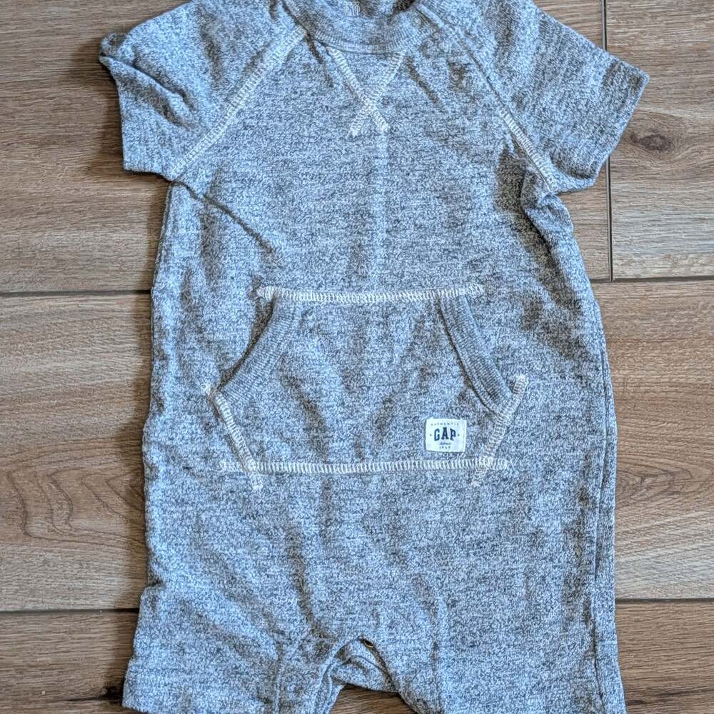 Baby Gap Gray Marled Short Sleeve Romper with Kangaroo Pocket 6-12 Months